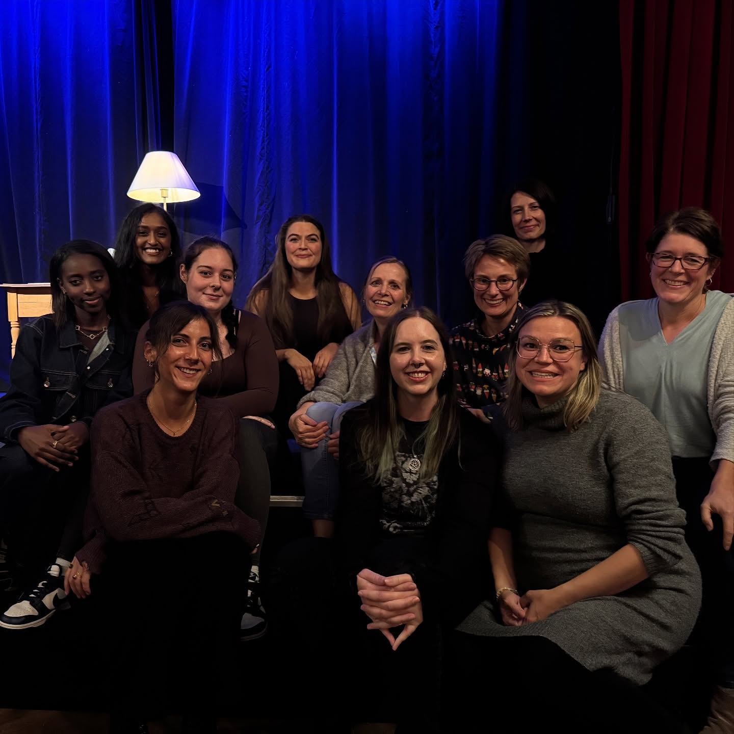 Das Praxisteam sitzt gemütlich in einem Raum.