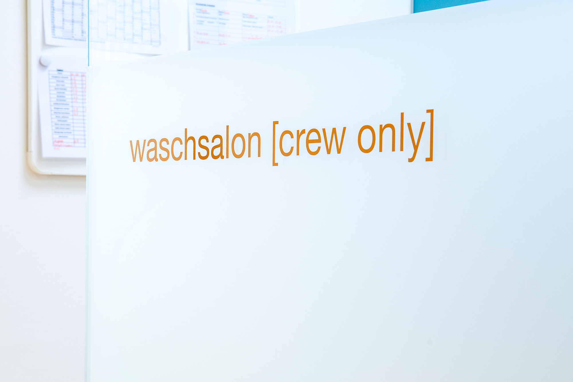 Das Bild zeigt eine Glastrennwand mit der Beschriftung